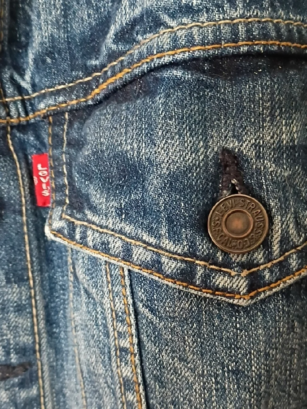 Vintage Levi's Men's Light Blue Denim Trucker Jacket 70589 - Picture 5 of 11